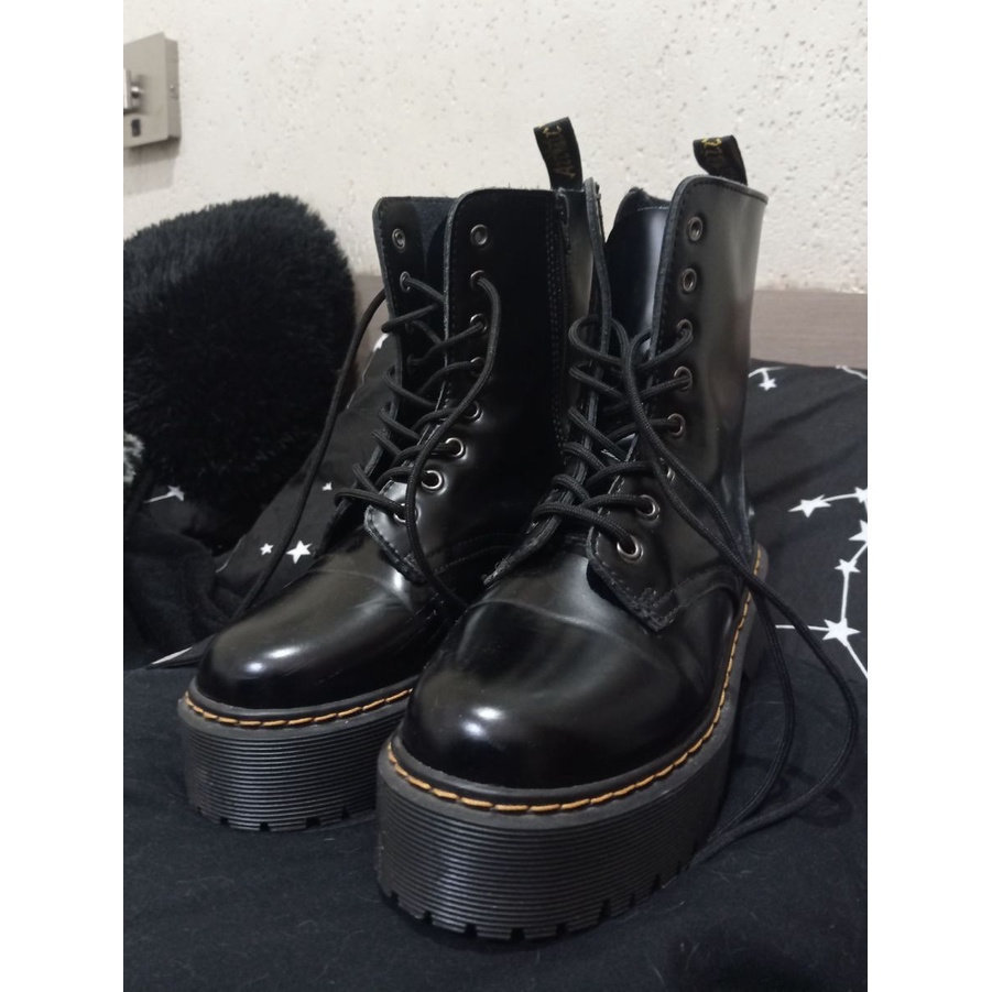 Coturnos dr martens sales brasil