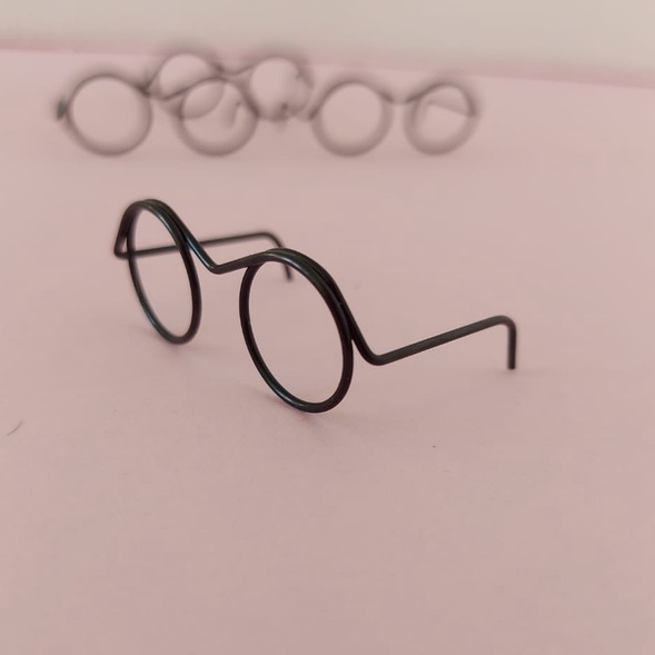 Sewroro 10 Pçs Óculos De Boneca Aro De Arame De Metal Óculos De Boneca Mini  Óculos De Óculos De Vestir De Boneca Mini Bonecas Acessórios De Preto :  : Cozinha