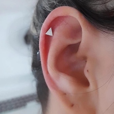 Piercing Orelha Tragus Helix Triângulo Prata 925 Cravejado