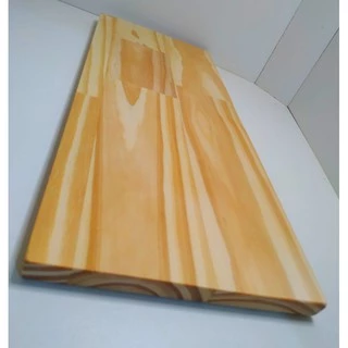 tábua de madeira 30-60cm com acabamento lixado e selado.