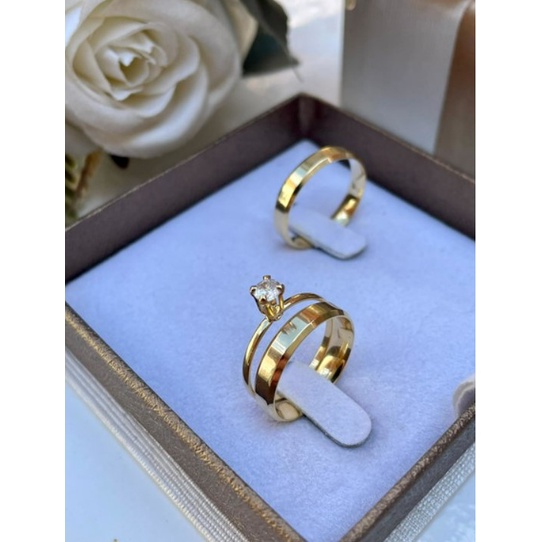 Par de Alianças casamento reta 4mm chanfrada dourada + Solitário + Caixinha de veludo