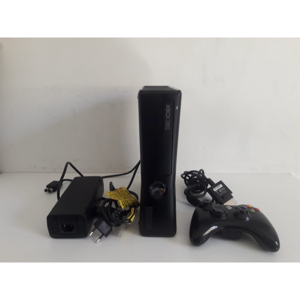 Console Xbox 360 bloqueado com 1 controle e os cabos