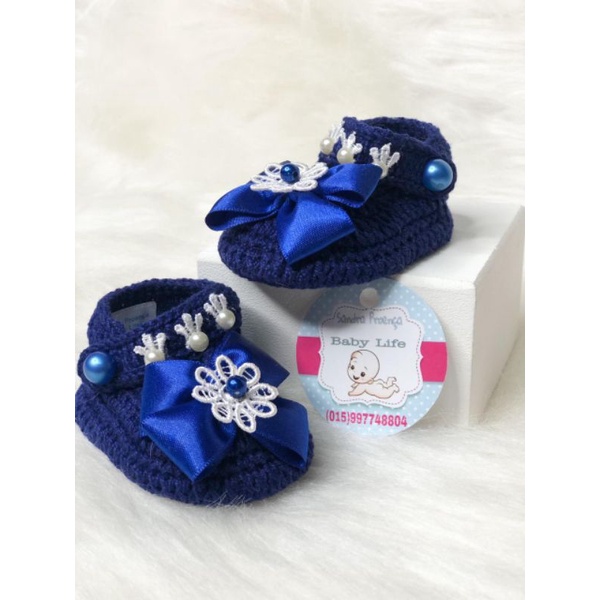 Sapatinho de croche azul marinho com la o cetim