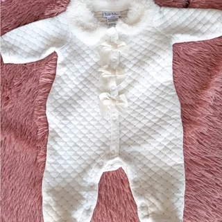 Macacão Infantil Importado Nicole Miller - New York - 0 a 3 meses - Abertura frontal com pezinho - Golinha de pelinho - Pontos de luz dourada e delicados lacinhos - Desapego