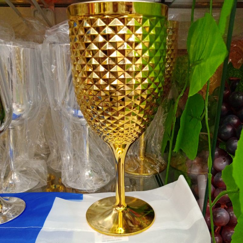 Taça Dourada acrilica trabalhada bico de jaca