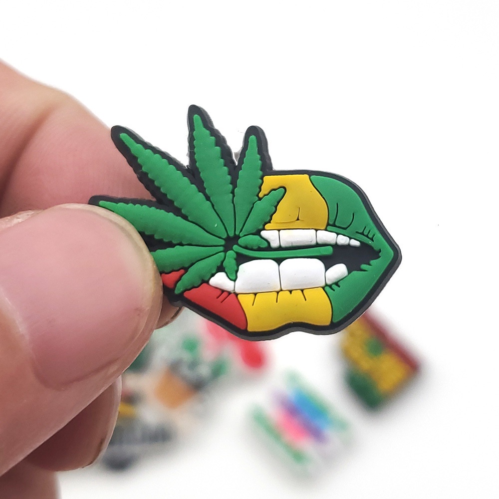 Cannabis Bonitos Jibbits Charmes Para Croc Pin Planta Daninha Jibitz Charme Folha Verde Jibits Crocks Sapatos Femininos Acessorios Fivela Decoracao Shopee Brasil