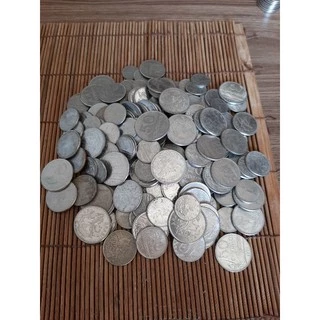 lote com 100 moedas de inox modelos e datas variadas.