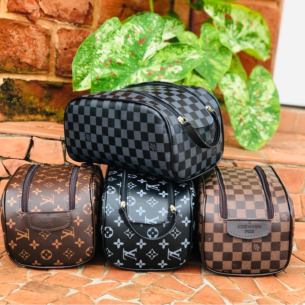 Necessaire Grande / Masculina Feminina / Organizadora Viagem / Bolsa de Mão  / Porta Chuteiras / Porta Maquiagens / Luis Vuitton - Escorrega o Preço