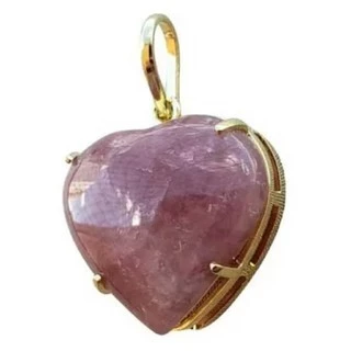 PINGENTE CORAÇÃO DE PEDRA QUARTZO CEREJA NATURAL TAMANHO 2,2 CM FOLHEADO A OURO