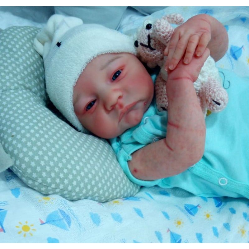 Boneca bebê reborn recém nascido menino acordado olhos escuros