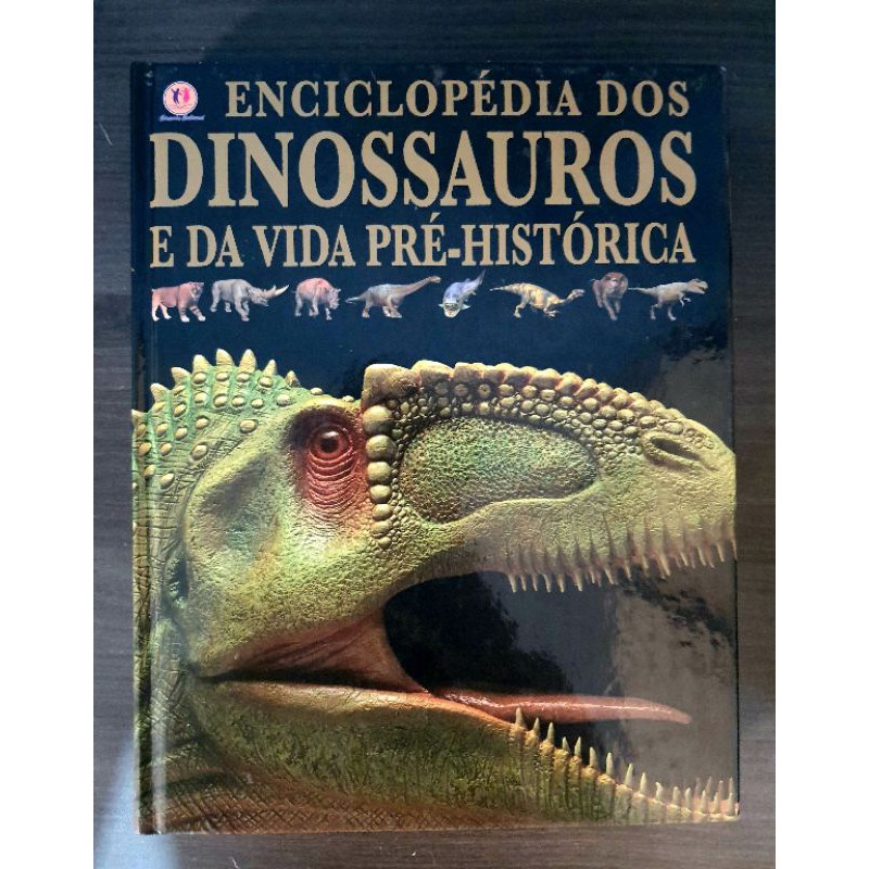 A escolha do dinossauro é para remeter à era pré-histórica, na