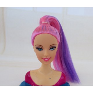 Cabelo loiro da boneca barbie usando roupa rosa estilo hip hop no