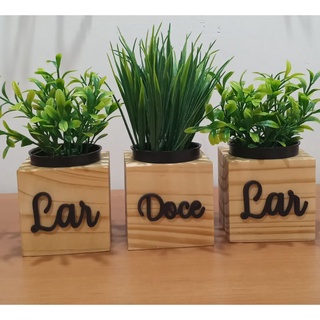 trio de vasinhos de madeira com plantinha artificial/decoração