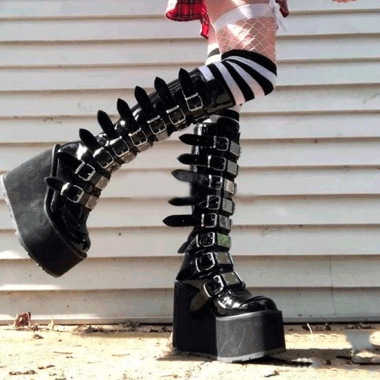 Bota Demonia Plataforma Alta E-girl Gótica Alternativa Vinil Swing Goth Black Boots Preto E-boy Punk Feminina Coturno de Inverno Nova Longa Rock Cosplay