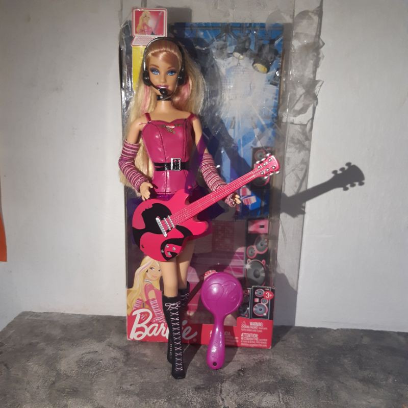 boneca barbie roqueira