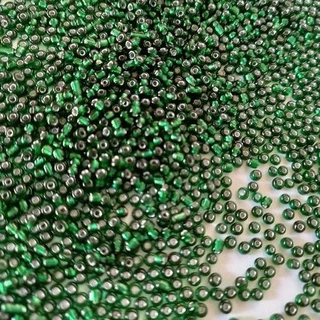 Miçanguinha Pequenininha 2mm Verde Escuro Brilhante Pacote Com 100 Gramas
