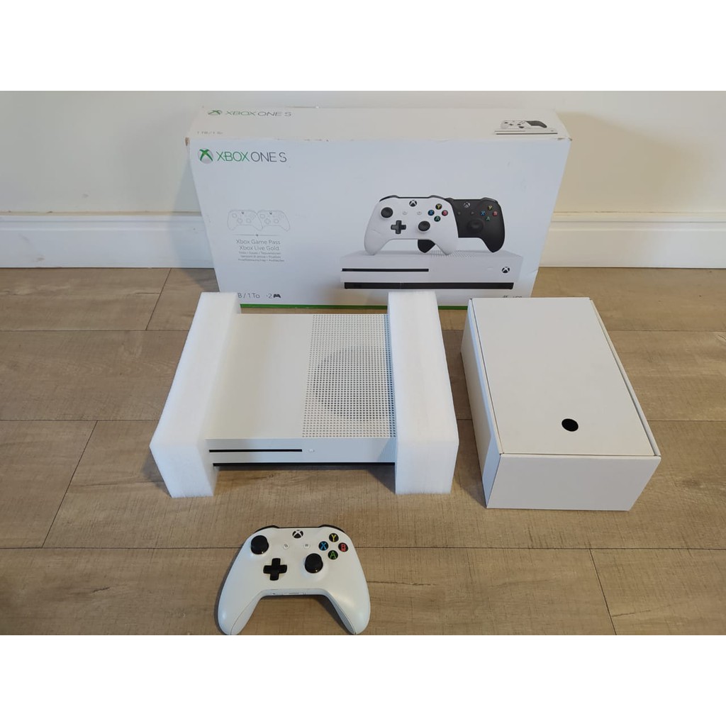 Xbox One S 1TB 1 Controle Microsoft 1 Jogo - Live 1 Mês - Console