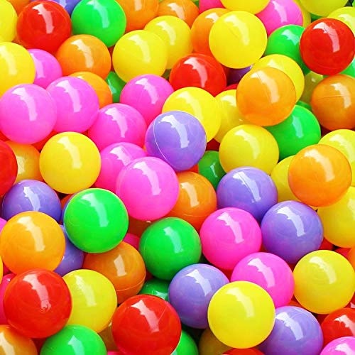 Bolas coloridas brilhantes para a piscina para jogos infantis.brinquedos  para crianças, entretenimento para crianças.use em catálogos de lojas  infantis, centros de entretenimento de publicidade. fundo multicolorido  brilhante