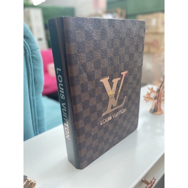 Libro Decorativo Louis Vuitton 27x17x5 cm – Decour