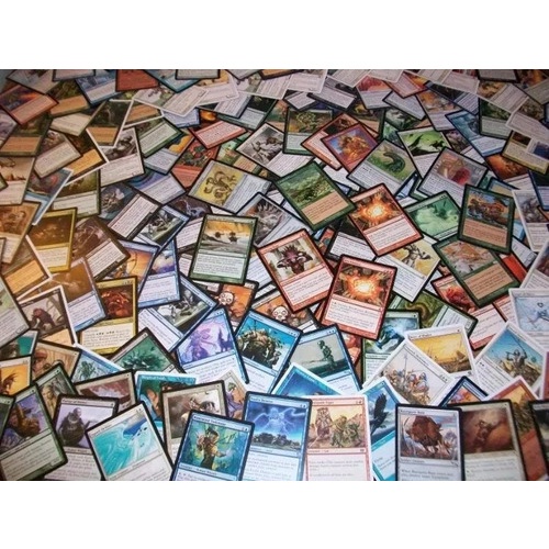 Lote de 100 Cards de Magic comuns (cores e quantidades variadas).