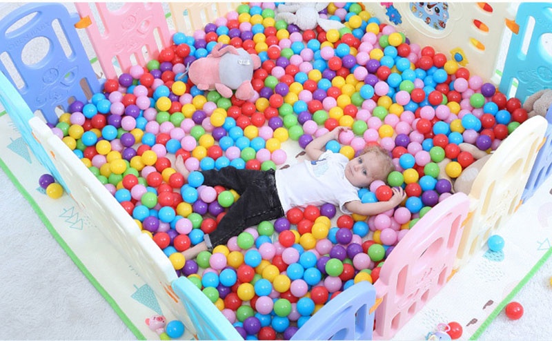 Bolas Coloridas Na Piscina Da Bola De Campo De Jogos Para Crianças Imagem  de Stock - Imagem de oceano, saltar: 73661707