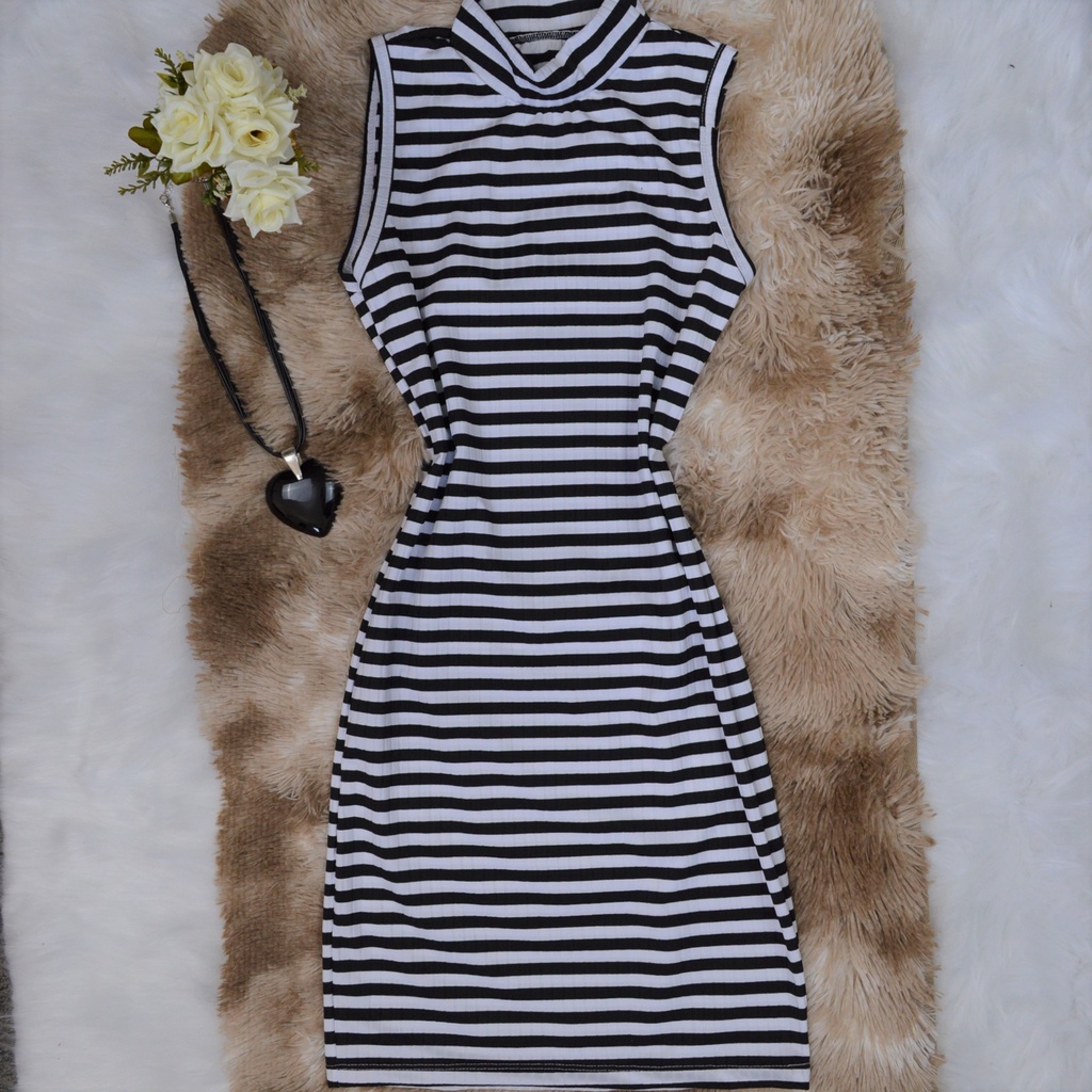 Vestido listrado gola store alta