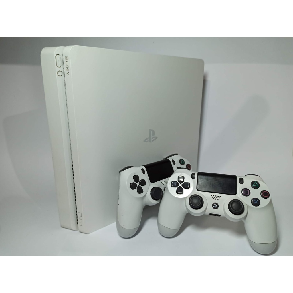 Duas caixas de PS4 pro branco e preto