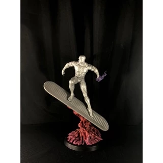 Figure do Surfista Prateado em impressão 3D.
