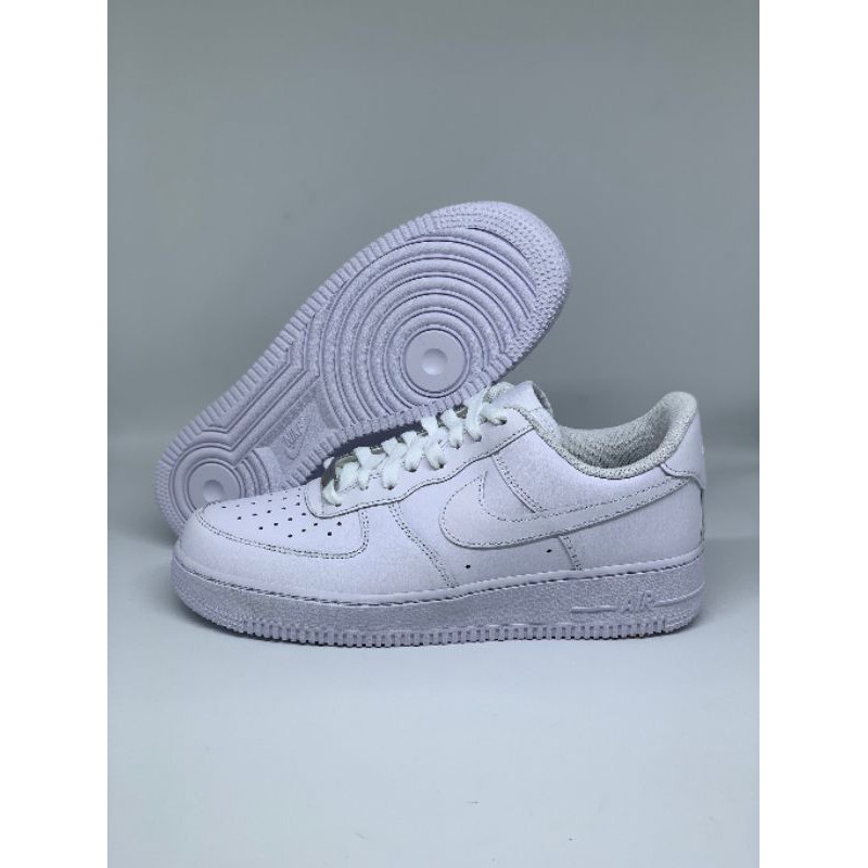 Nike air force 1 07 store triple white