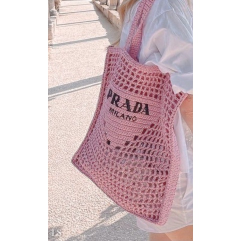 Esta bolsa de crochê da Prada que custa mais de R$ 6 mil virou a