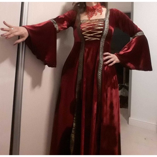 Vestido com capa princesa medieval vermelho e dourado - Princesa Urbana -  Viva o Encanto