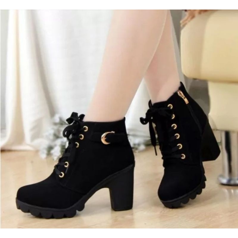 Ankle Boot Nobuck Preto com correntes