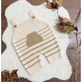 Jardineira Curta de Tricot c/ Bolsinho Bebê Unissex