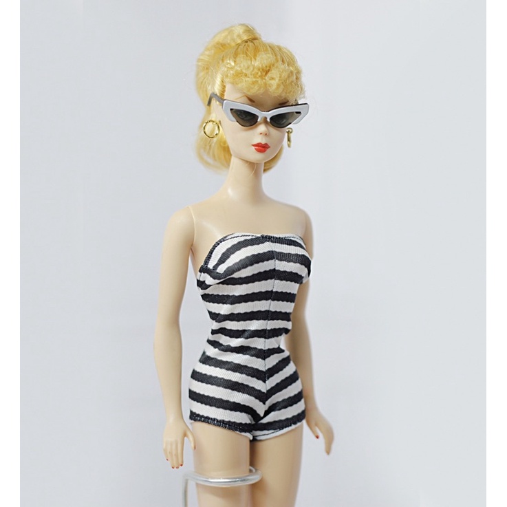 Vende 1 trailer e 1 guarda roupa da barbie com a boneca barbie