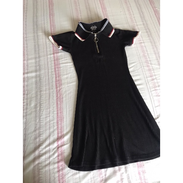 Vestido preto com detalhes hot sale vermelho