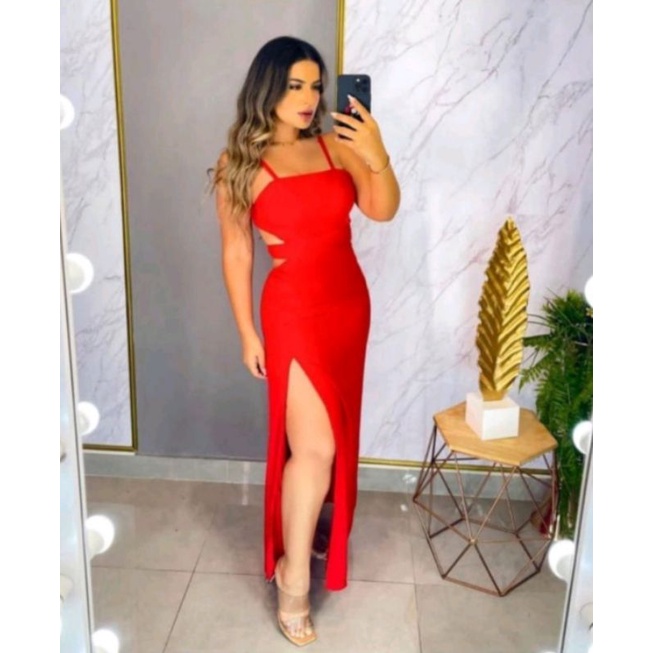 Vestido com store lascado na perna