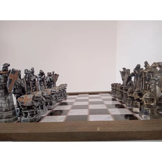 Jogo de Xadrez Medieval Bruxo Resina + Tabuleiro Madeira