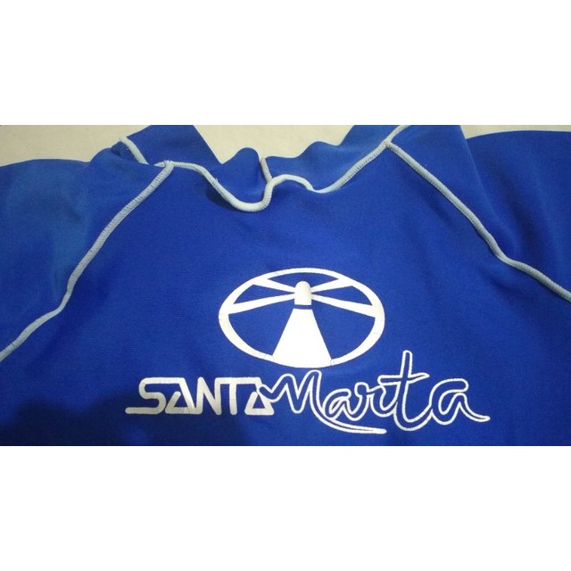 2 Camisas Surf Lycra Santa Marta Manga Curta azul e preta Santa Marta