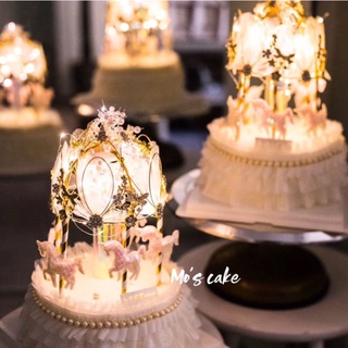 Decoração de bolo com coroa de ouro, estrela, carrossel, lua