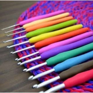 agulhas de crochê com cabo emborrachado todos os tamanhos em Oferta na Shopee