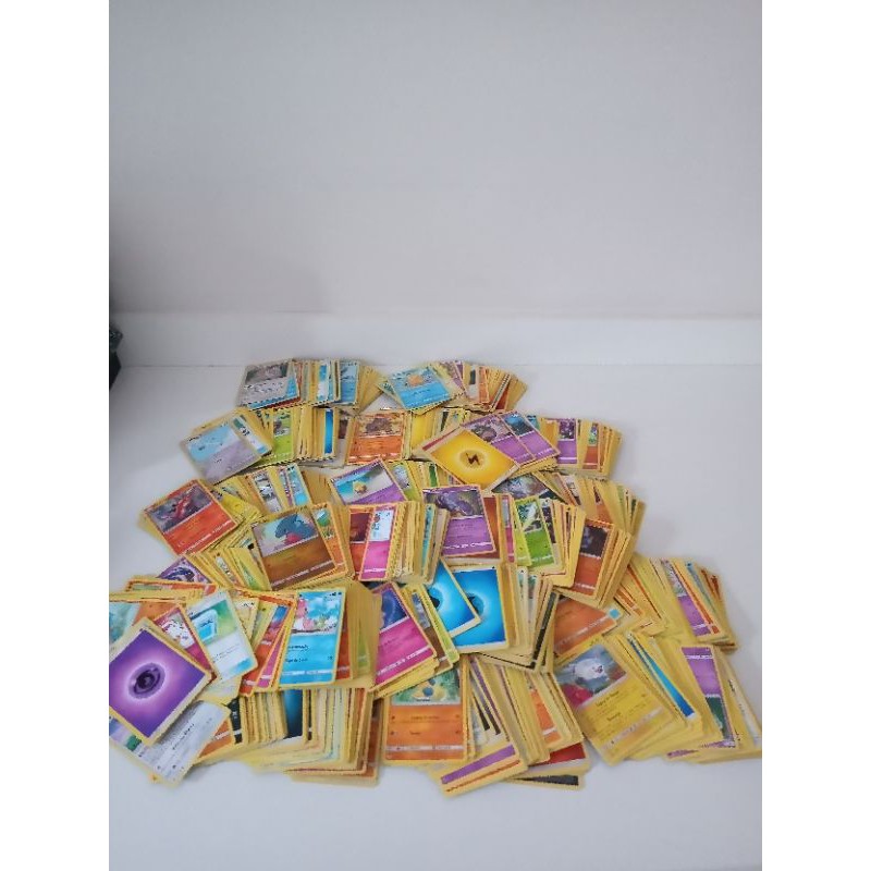 Lotinho com 900 cartas pokemon
