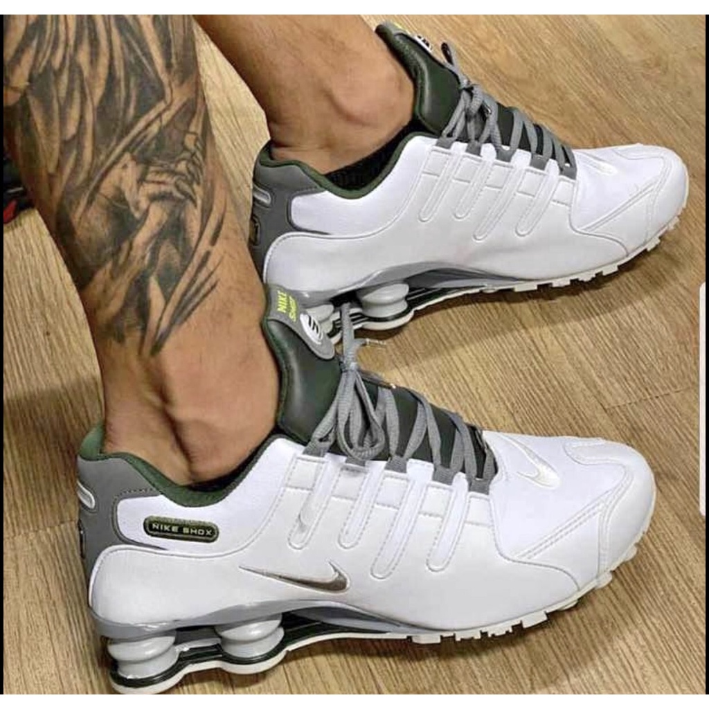 Nike shox 2024 no pé