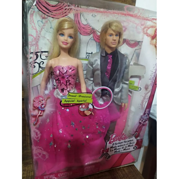 Barbie e ken no shopping usam roupas da moda para viciados em