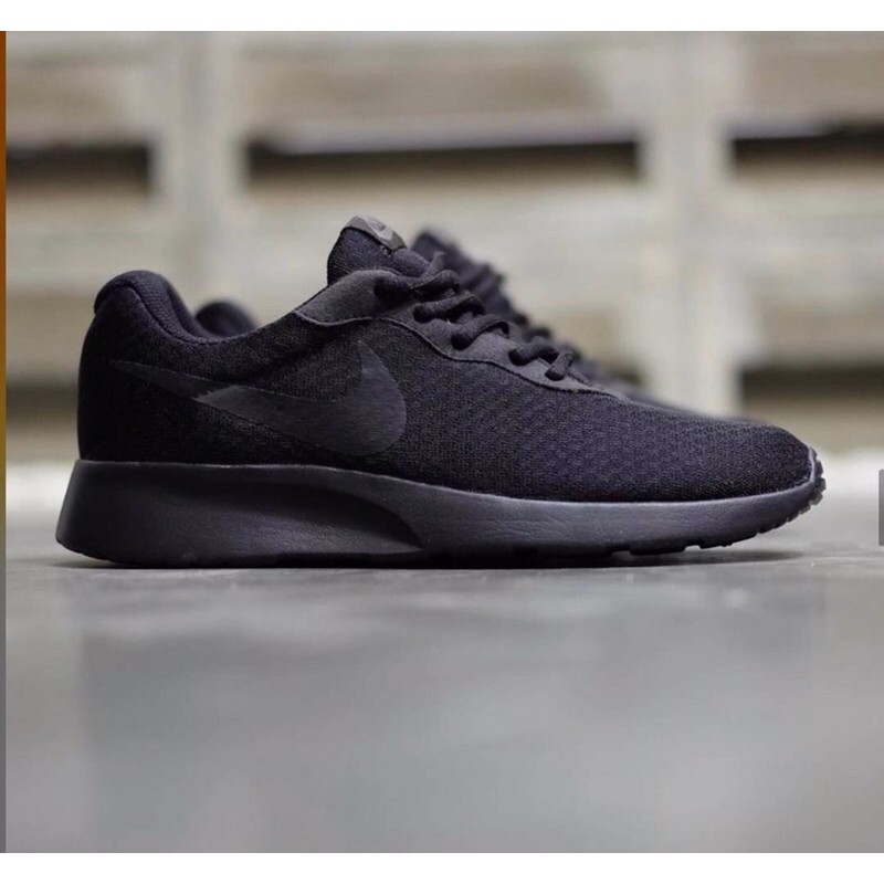 Nike tanjun trainers store all black