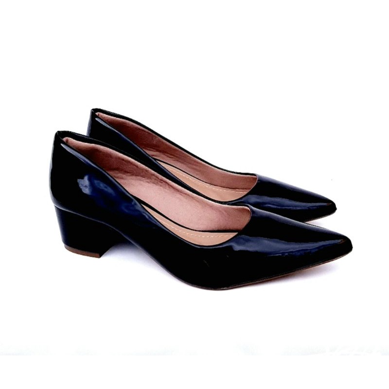 Scarpin preto best sale salto medio grosso