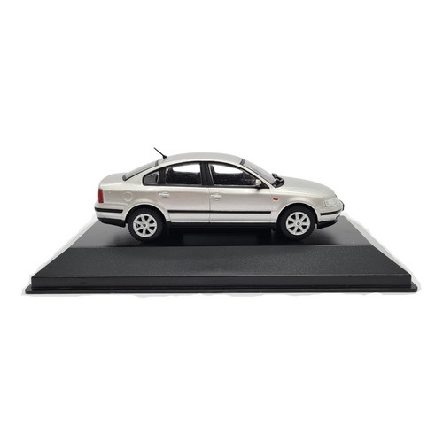 VOLKSWAGEN Passat Variant B5 POLIZEI 1/43 SCHUCO 04395