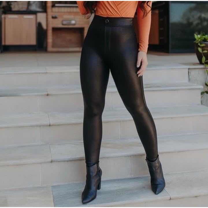 Calça Disco Hot Pants Cirrê Encorpada Detalhe Em Botão Preto Cintura Alta  Moda Feminina Tendência 2021.