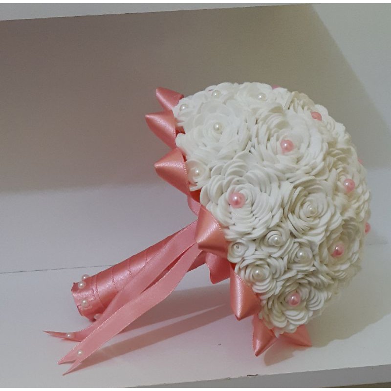 Buquê de noiva com rosas claras e pink