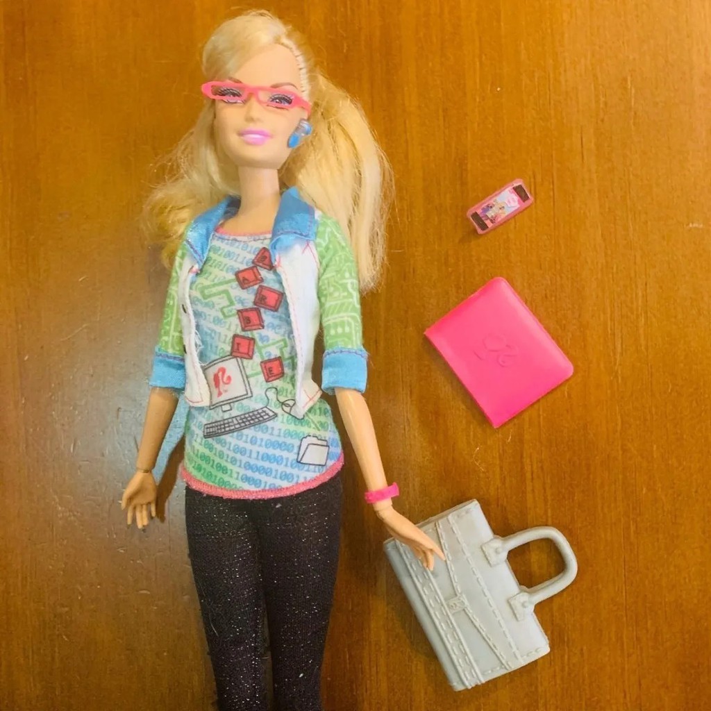 Barbie engenheira robótica vem para 'encorajar' meninas a aprender  programação - 27/06/2018 - Nerdices - F5