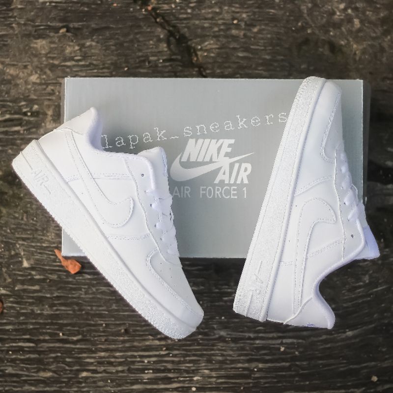 Tênis Branco Feminino NIKE AIR FORCE 1 LV8 Branco Médio Baixo Simples Branco